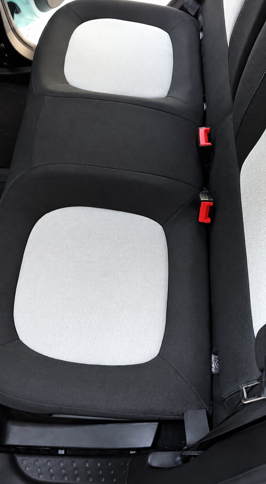 Banquette arrière noire et grise nettoyée