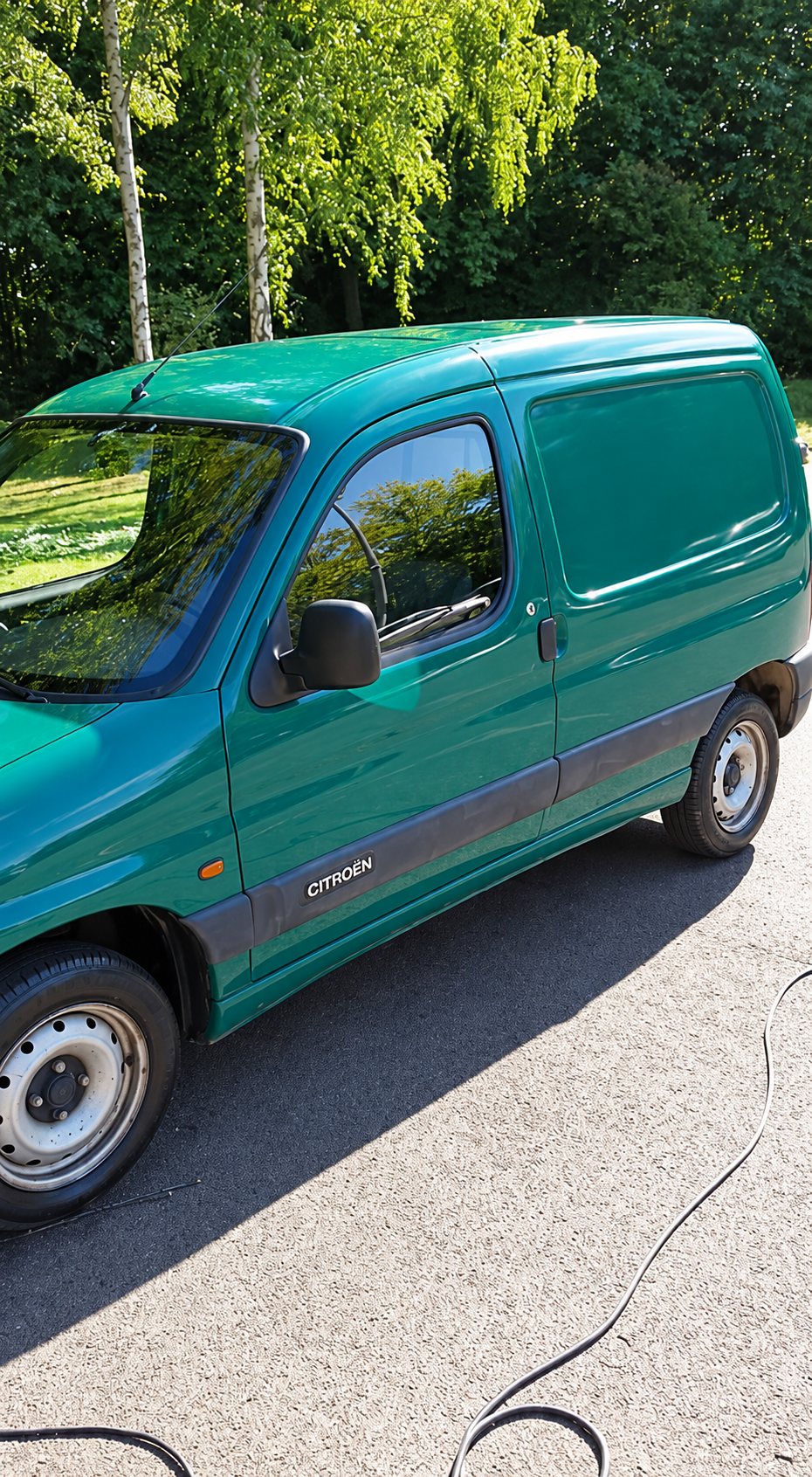 Utilitaire Citroën vert garé en extérieur au soleil