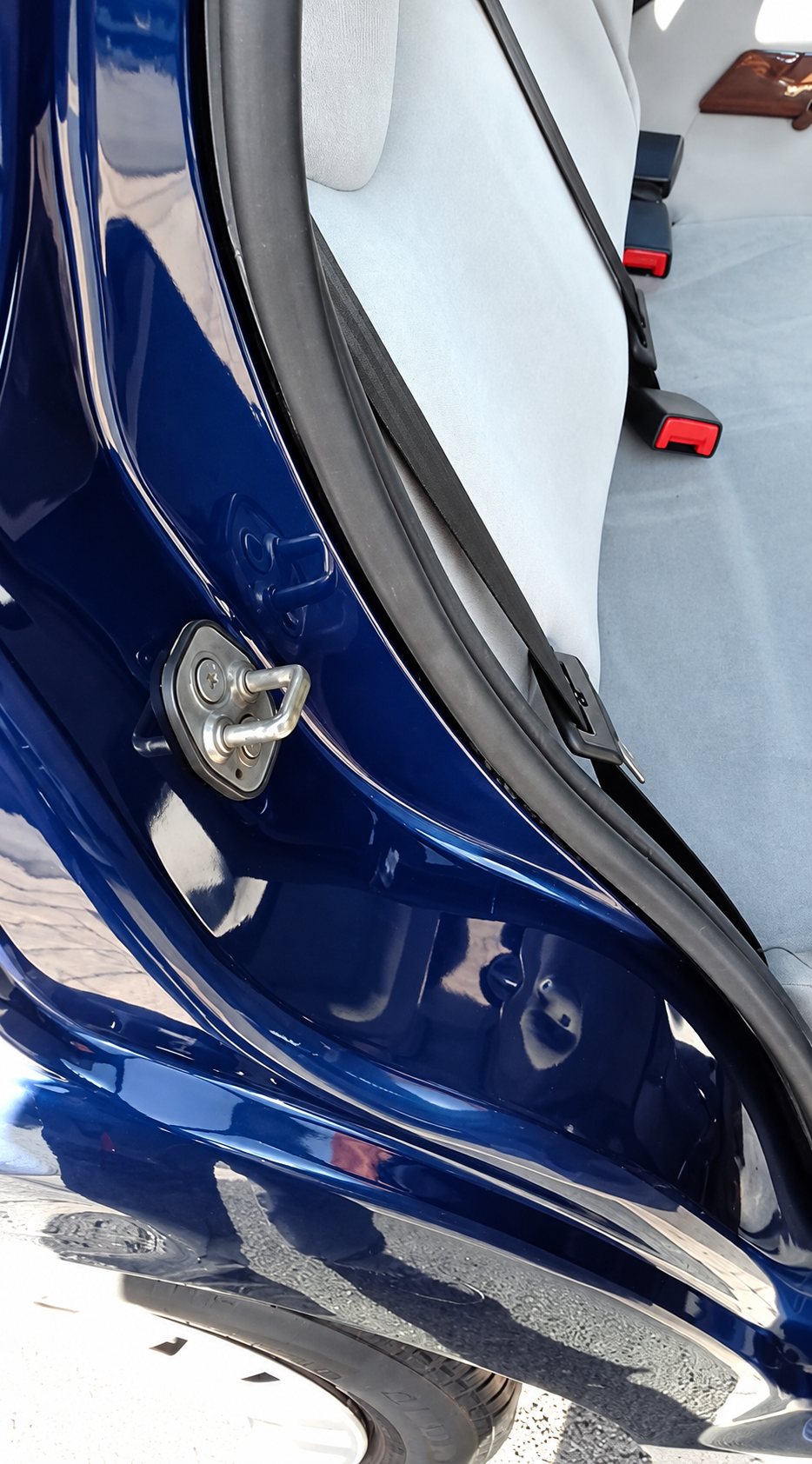 Montant de porte de voiture bleue après nettoyage