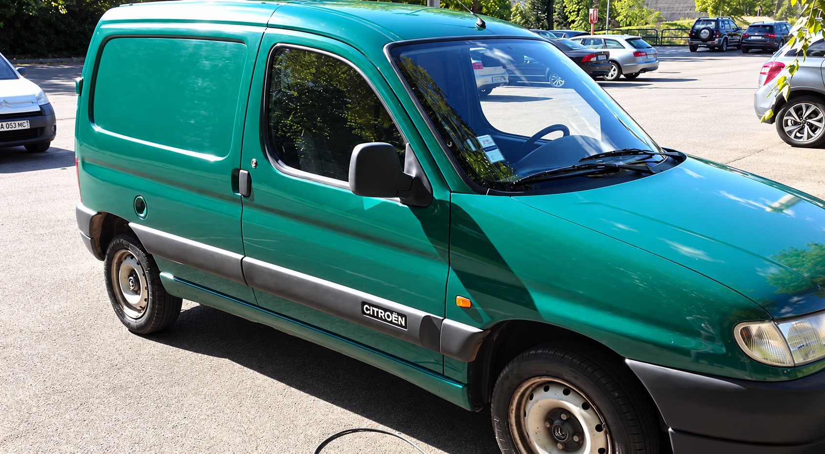 Fourgonnette Citroën verte garée sur un parking