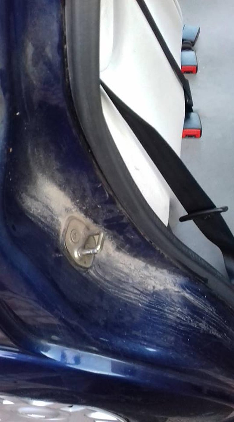 Montant de porte de voiture bleue avant nettoyage
