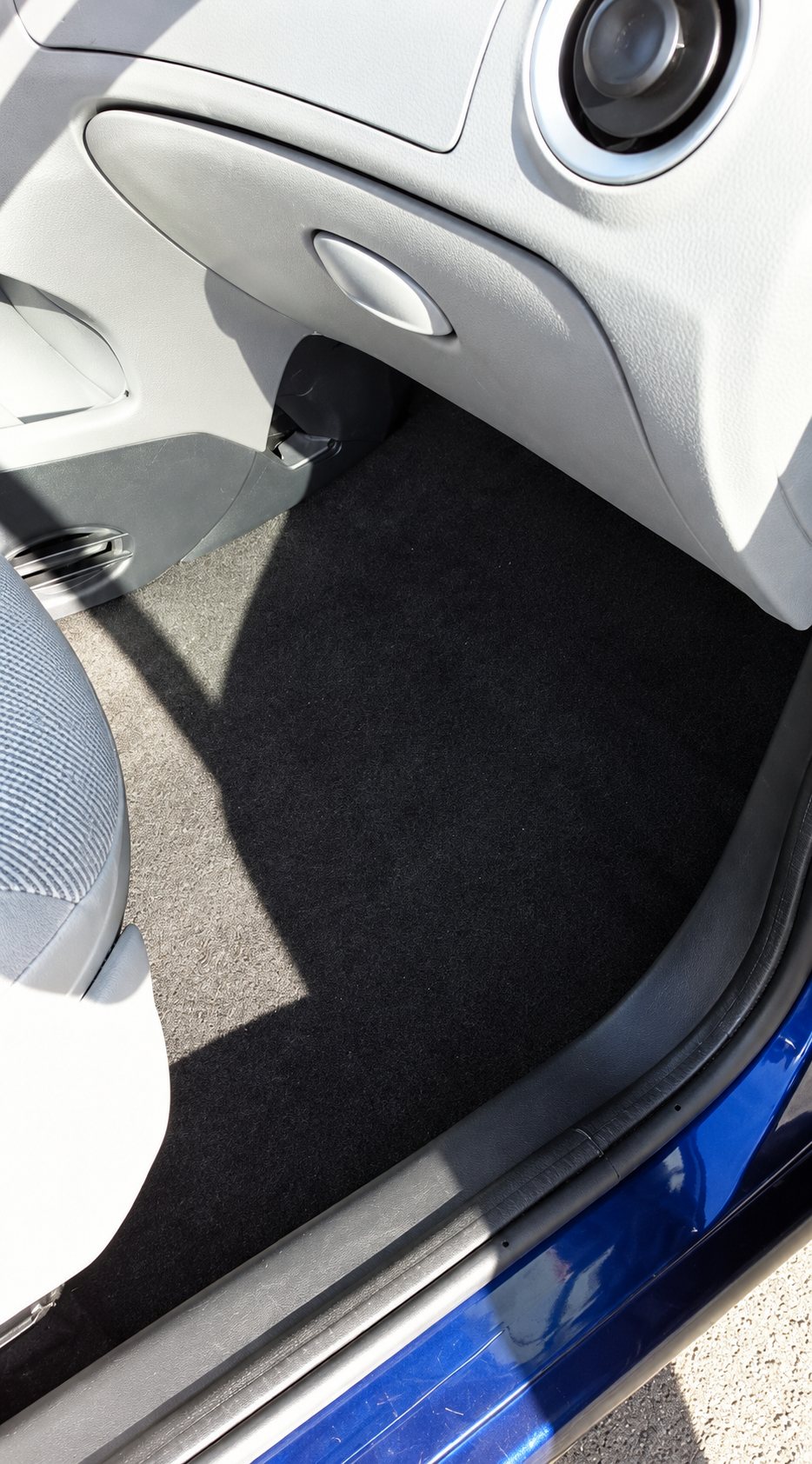 Tapis de sol noir propre après nettoyage à la vapeur
