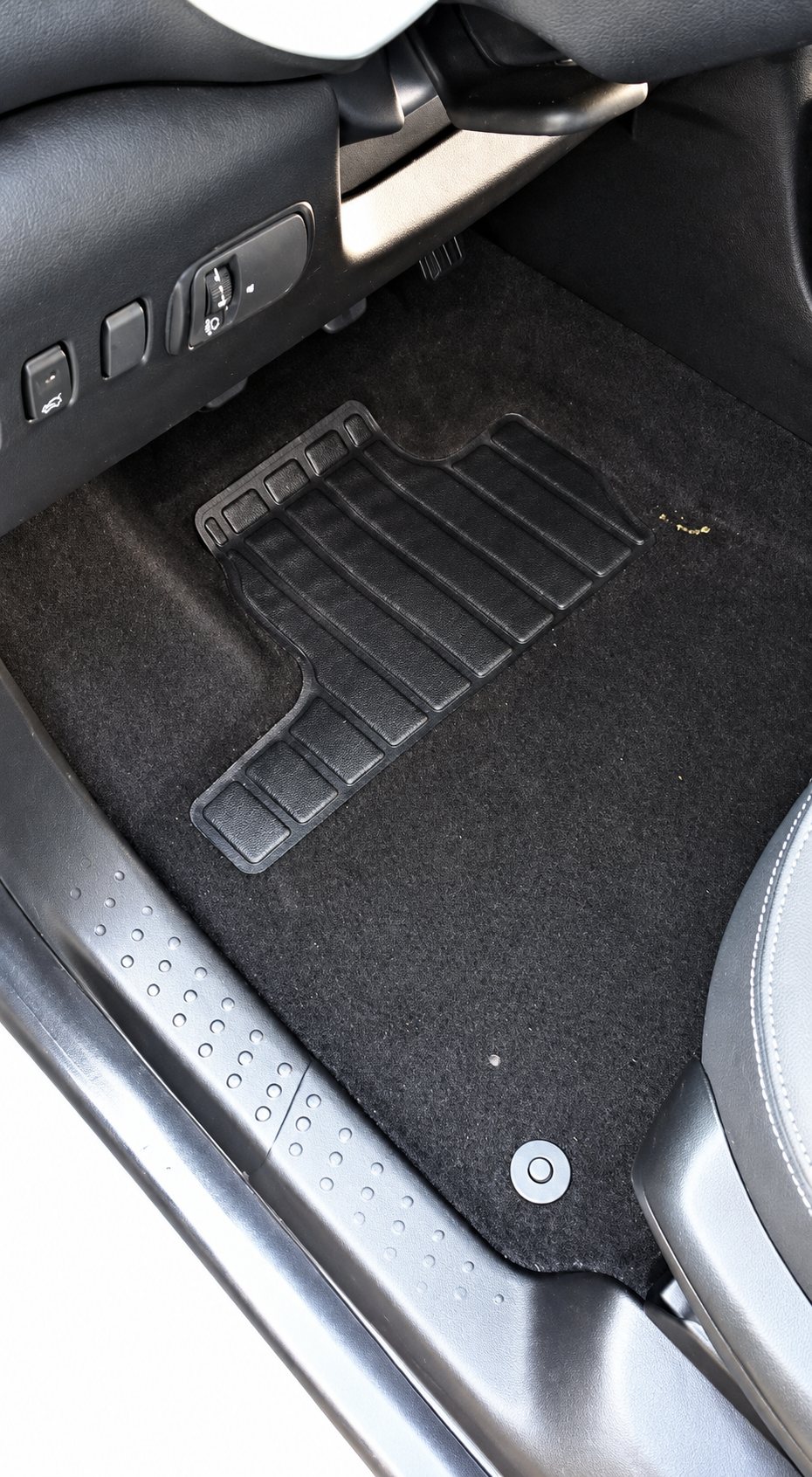 Tapis de sol noir propre, côté conducteur