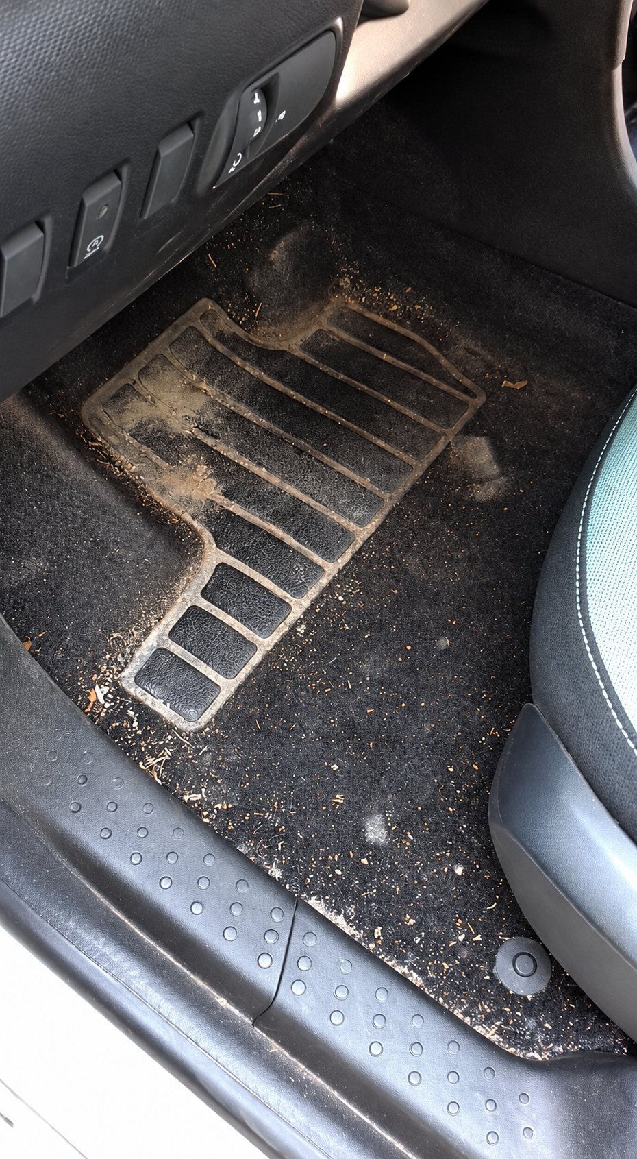 Tapis de sol de voiture sale avant nettoyage
